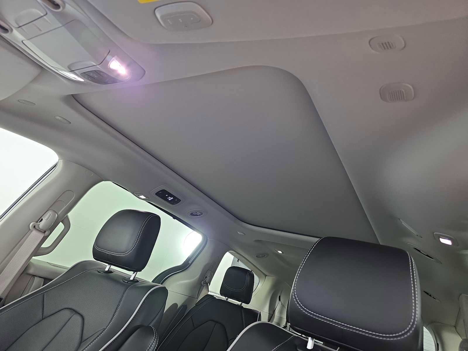 Used 2024 Chrysler Pacifica Limited image 21