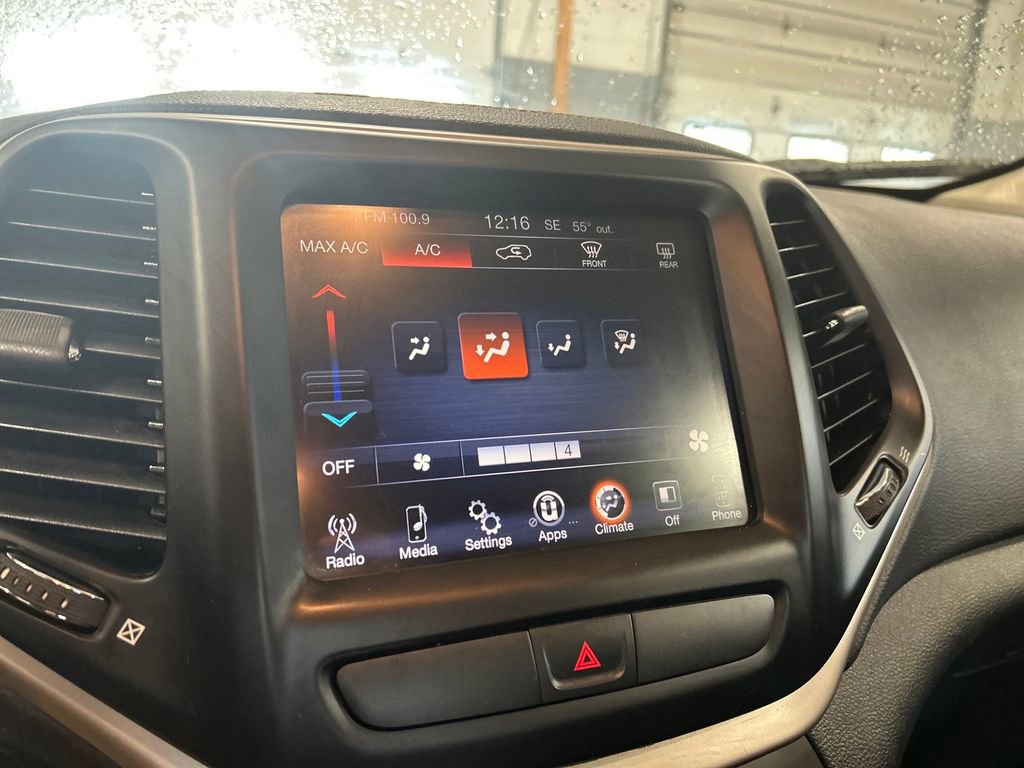 Used 2016 Jeep Cherokee Latitude FWD image 30