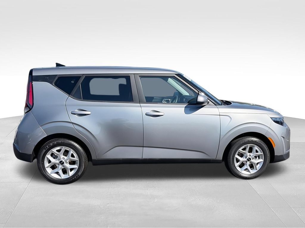 Used 2025 Kia Soul LX FWD image 11