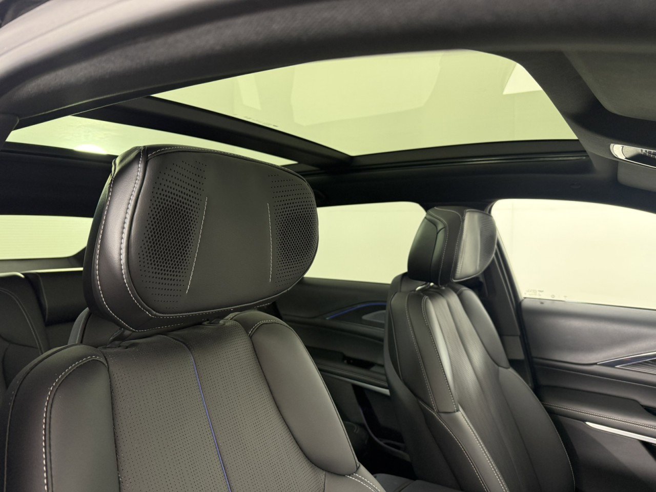Used 2024 Cadillac Lyriq Sport image 13