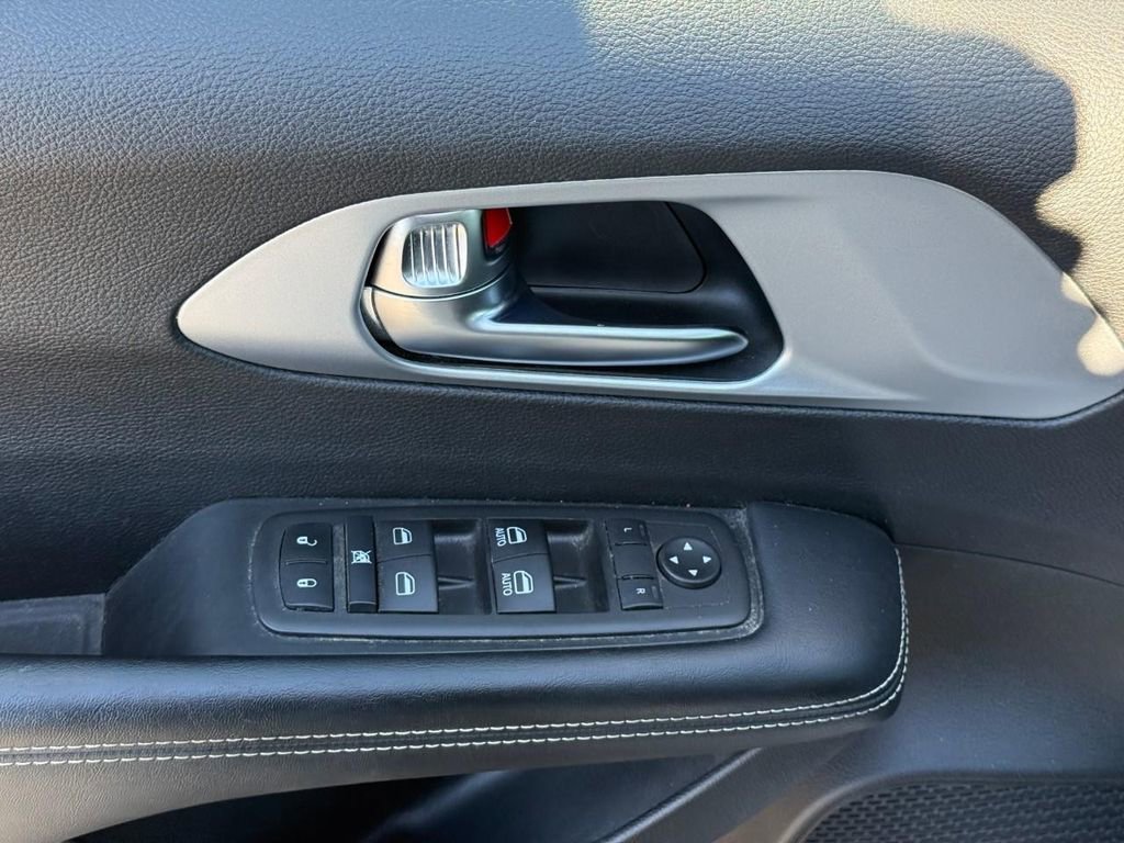 Used 2023 Chrysler Pacifica Touring image 16