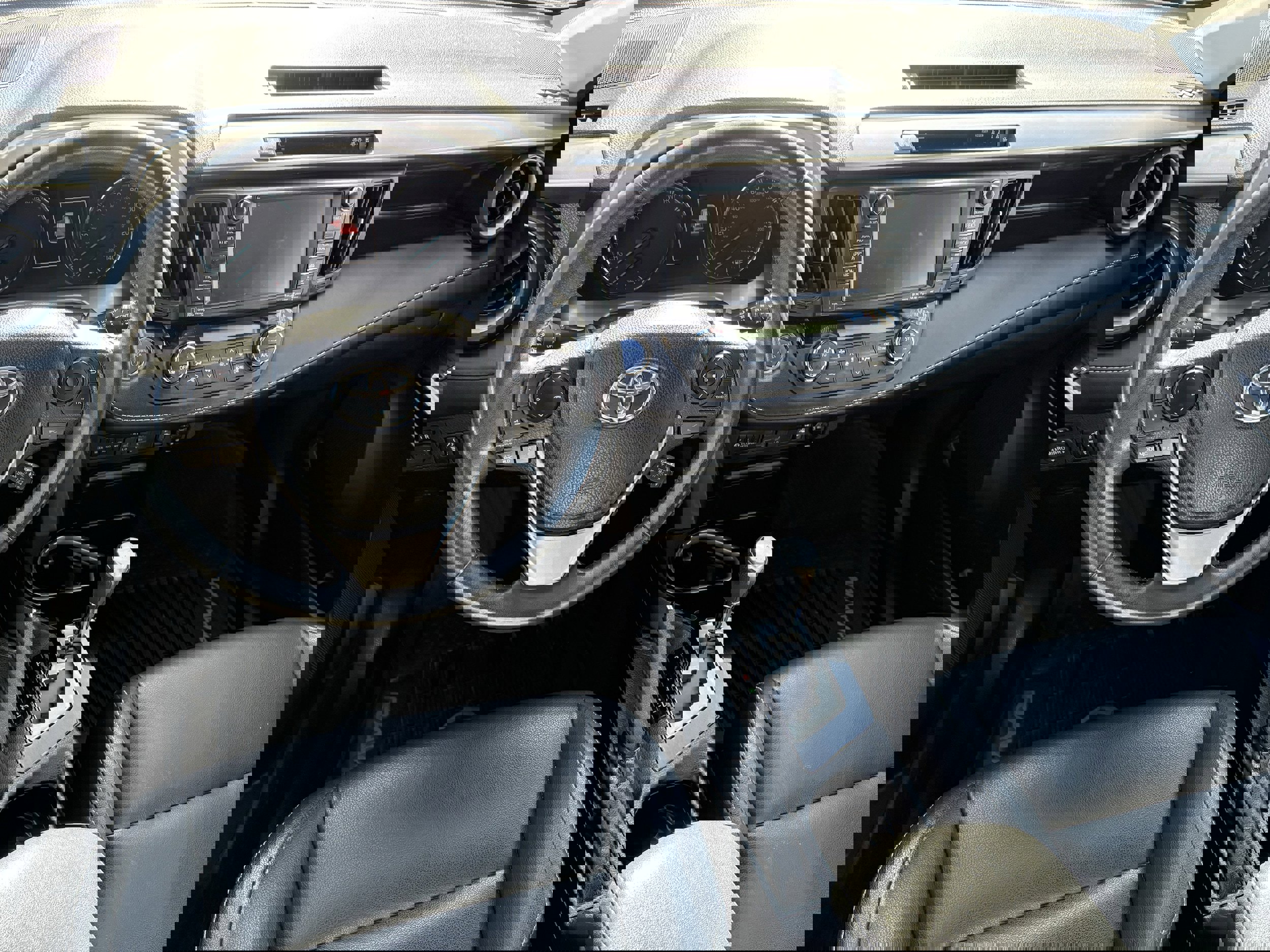 Used 2018 Toyota RAV4 Limited w/ Advanced Technology Package image 13