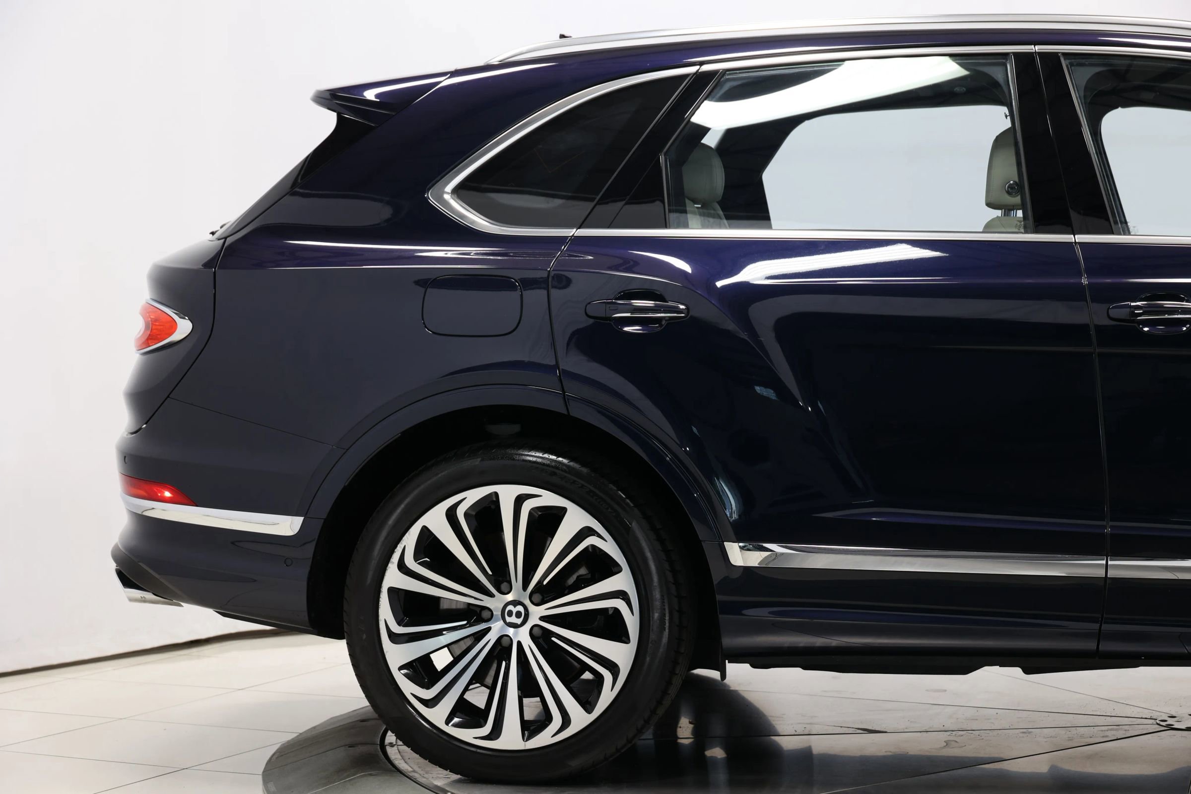 Used 2022 Bentley Bentayga image 90