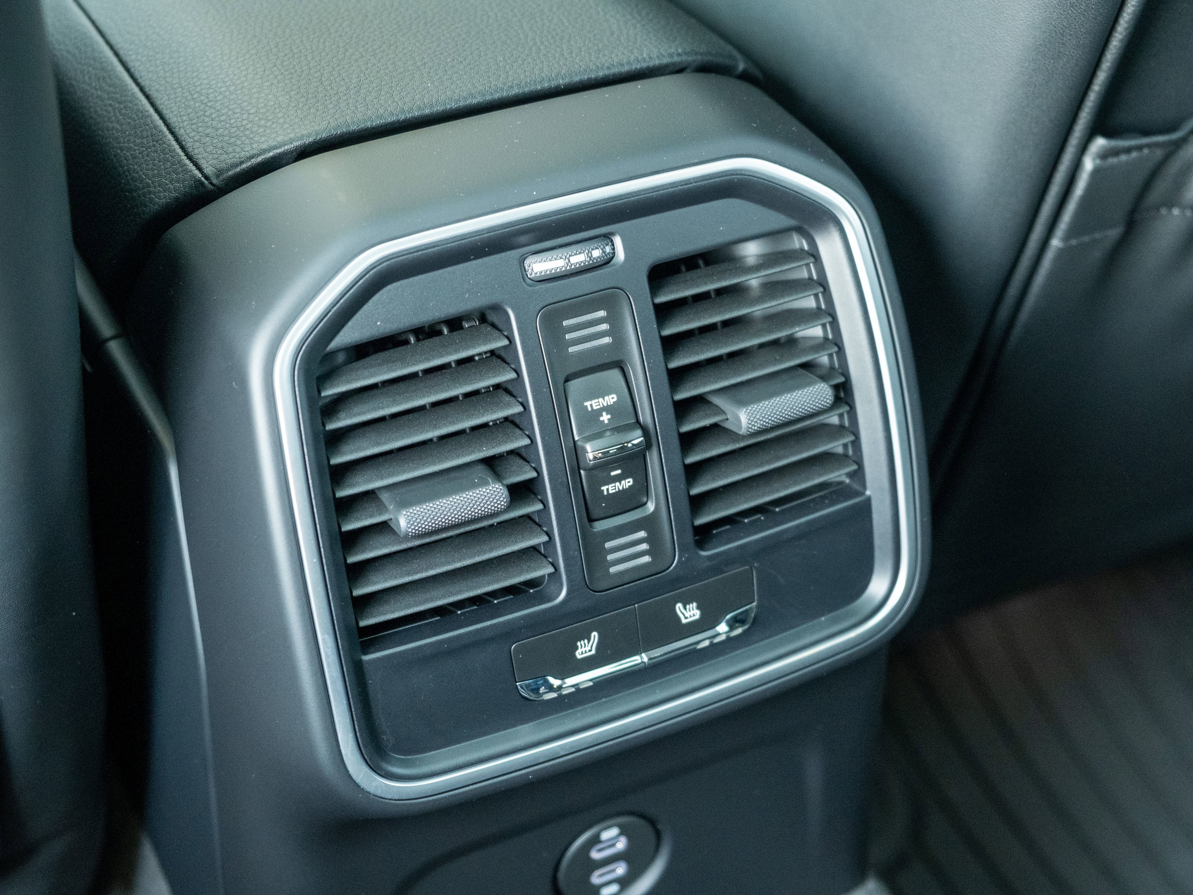 Certified 2026 Porsche Macan image 33