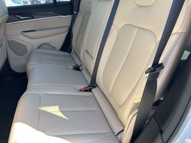 Used 2025 Jeep Grand Cherokee Limited w/ Black Appearance Package image 11