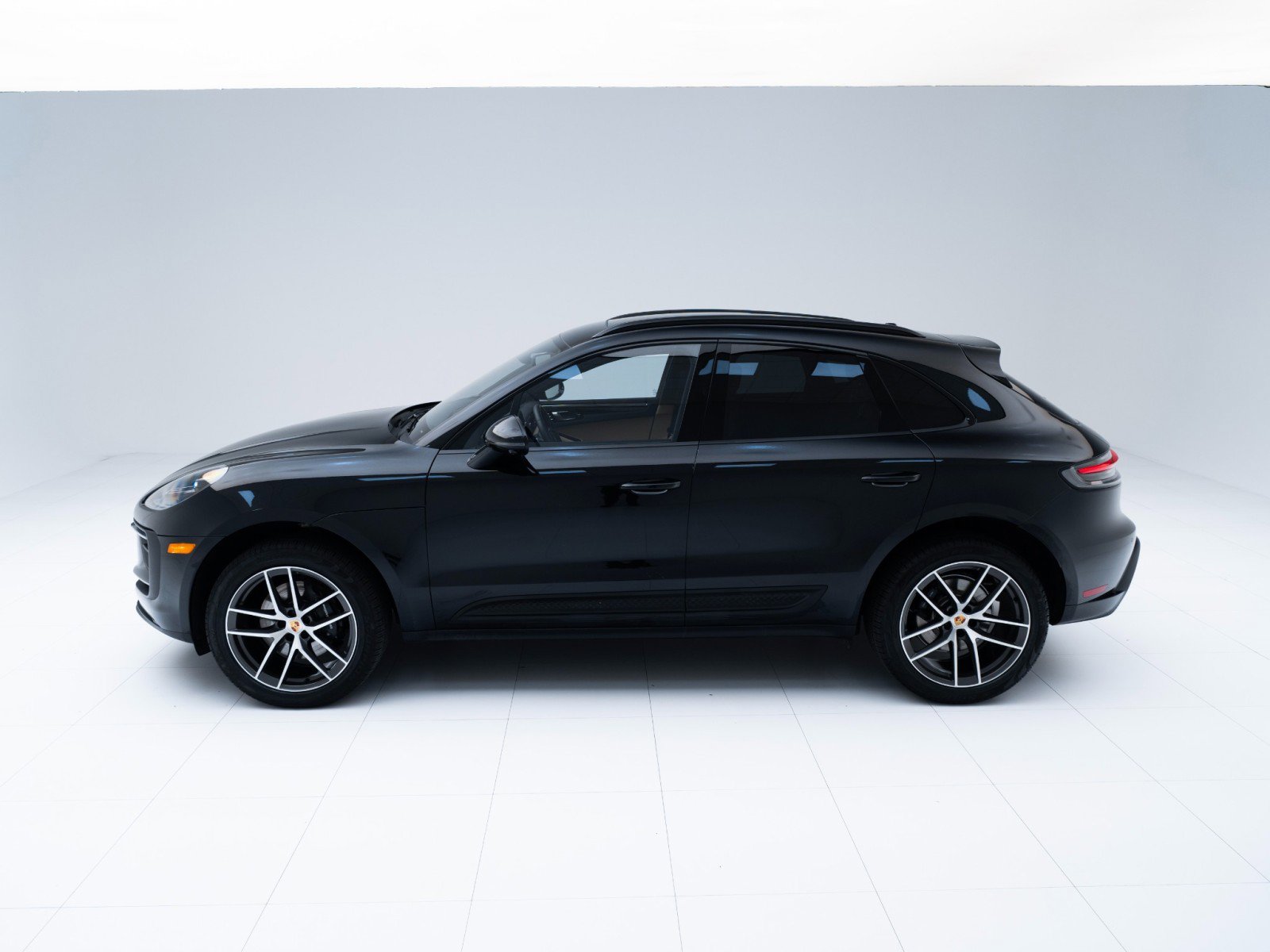 Certified 2025 Porsche Macan image 2