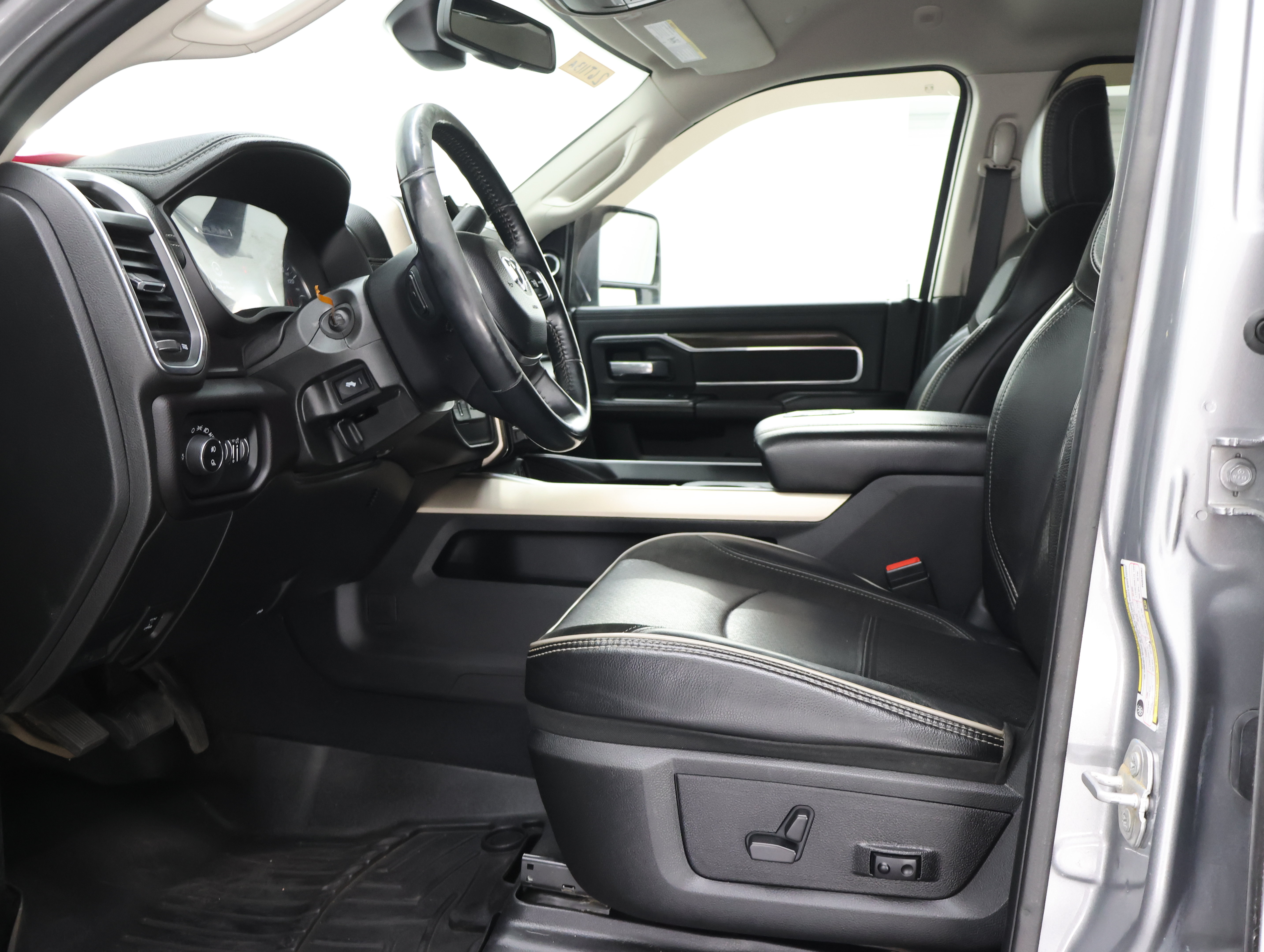 Used 2023 RAM 3500 Laramie AWD/4WD image 8