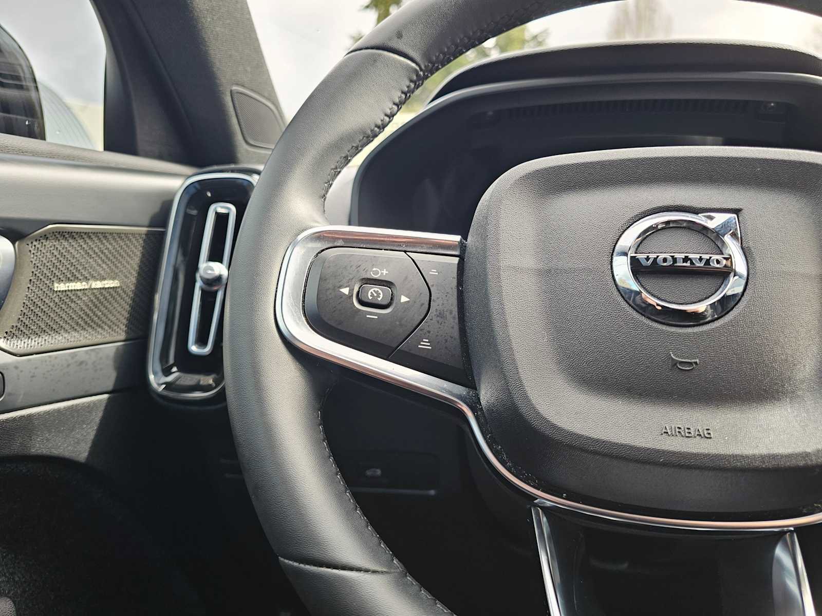 Used 2023 Volvo XC40 Recharge Ultimate image 32