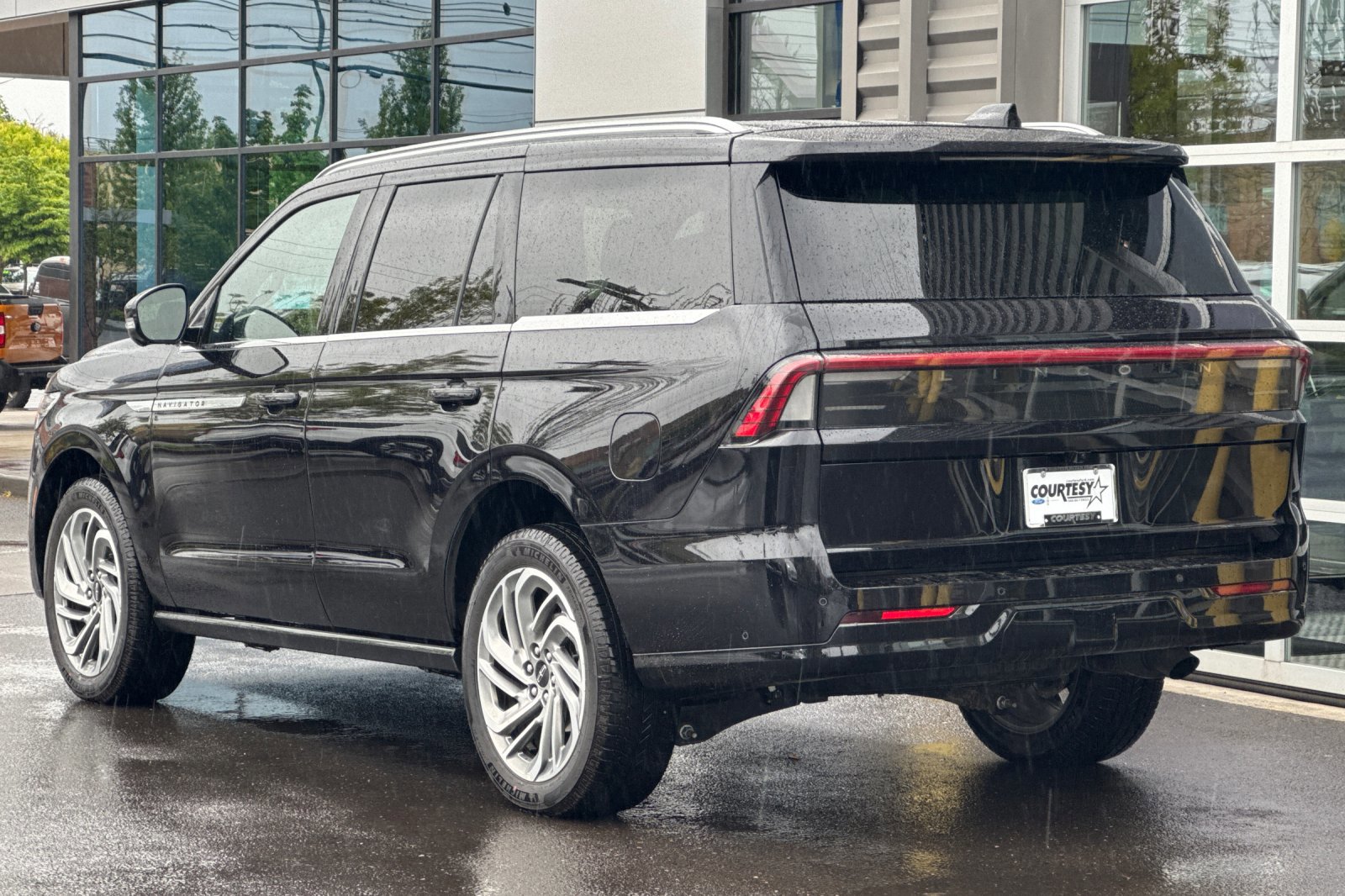 Used 2025 Lincoln Navigator Reserve image 6