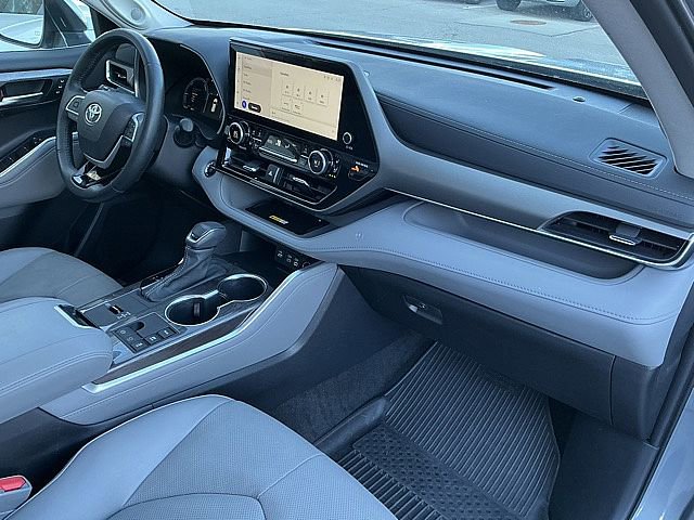 Used 2023 Toyota Highlander Limited image 22