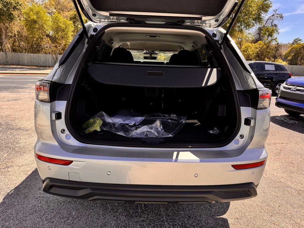 New 2026 Mitsubishi Outlander ES image 13