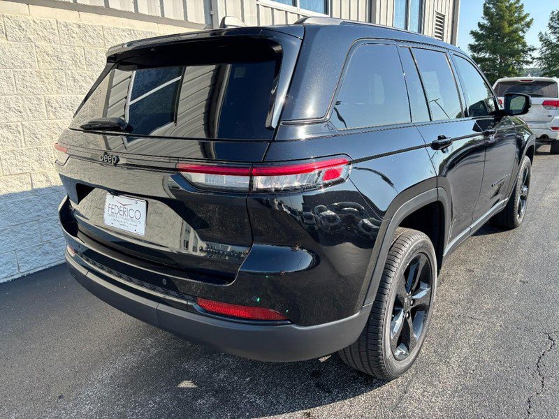Used 2023 Jeep Grand Cherokee Limited w/ Black Appearance Package AWD/4WD image 3