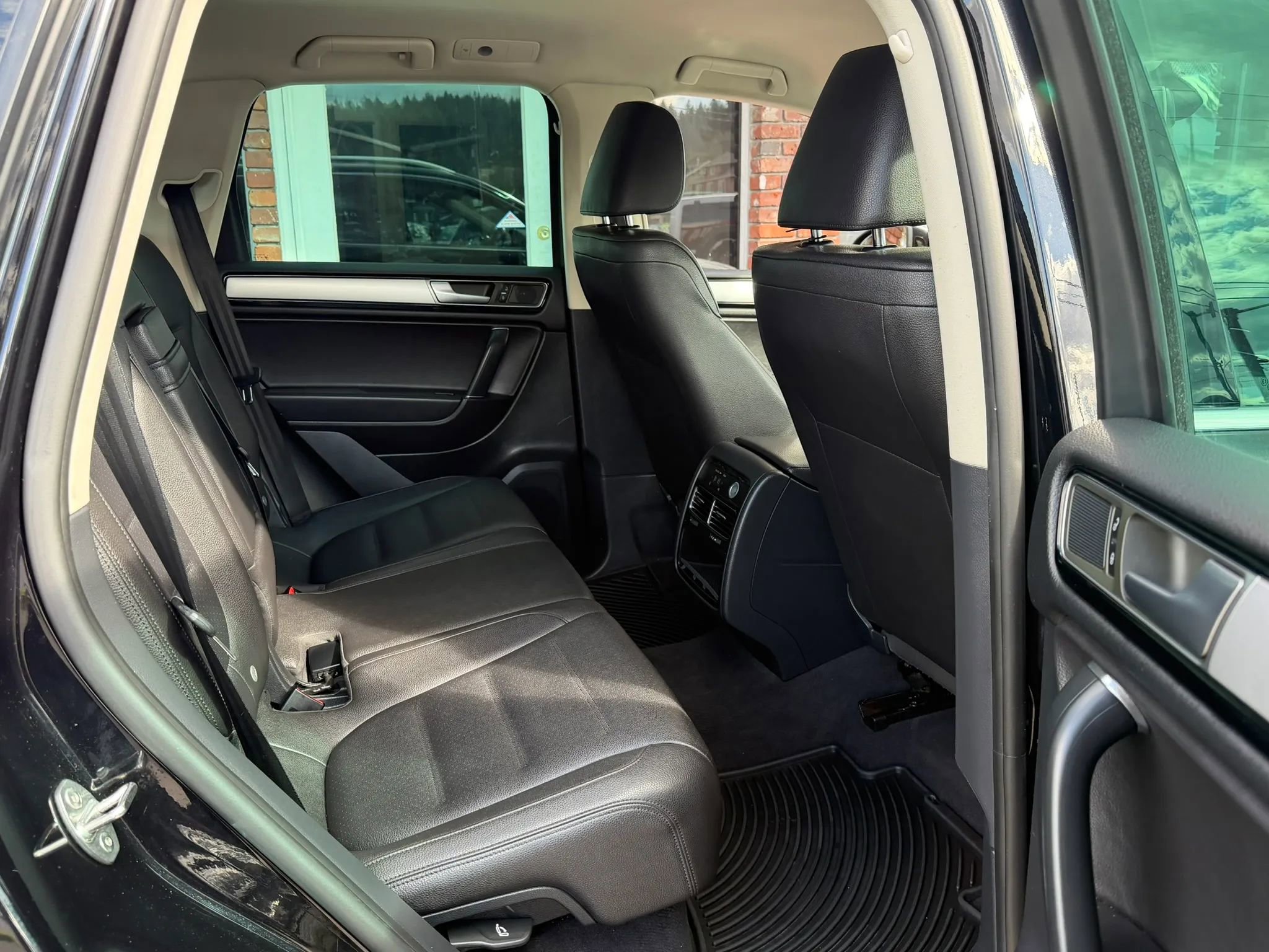 Used 2015 Volkswagen Touareg Sport AWD/4WD image 13