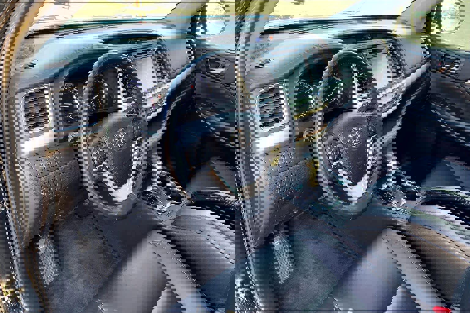 Used 2019 Toyota Highlander XLE image 18