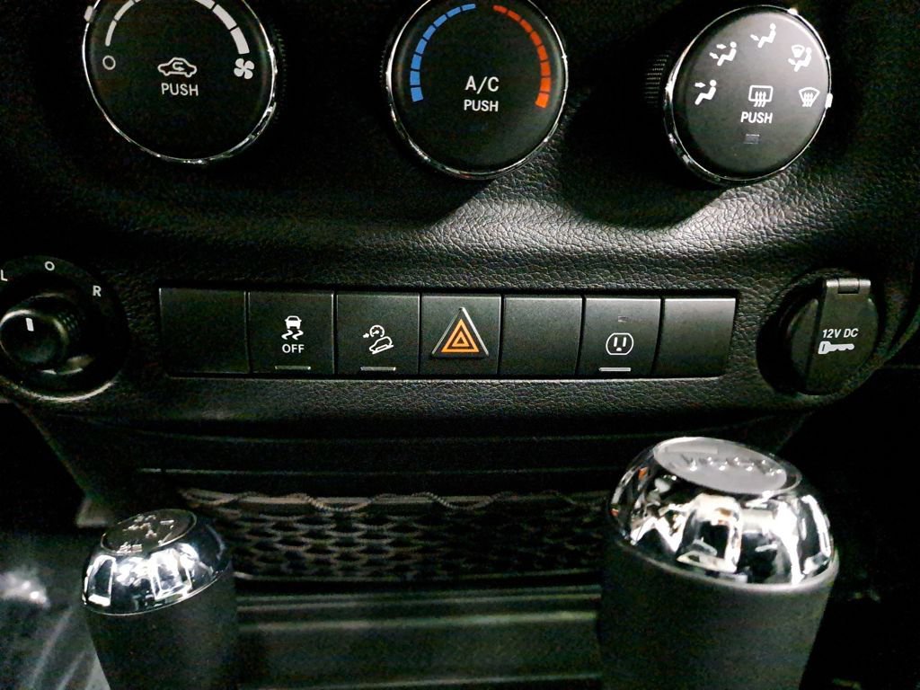 Used 2018 Jeep Wrangler Rubicon w/ Power Convenience Group AWD/4WD image 21