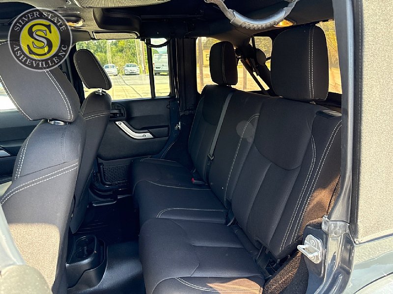 Used 2016 Jeep Wrangler Unlimited Sahara w/ Connectivity Group AWD/4WD image 13