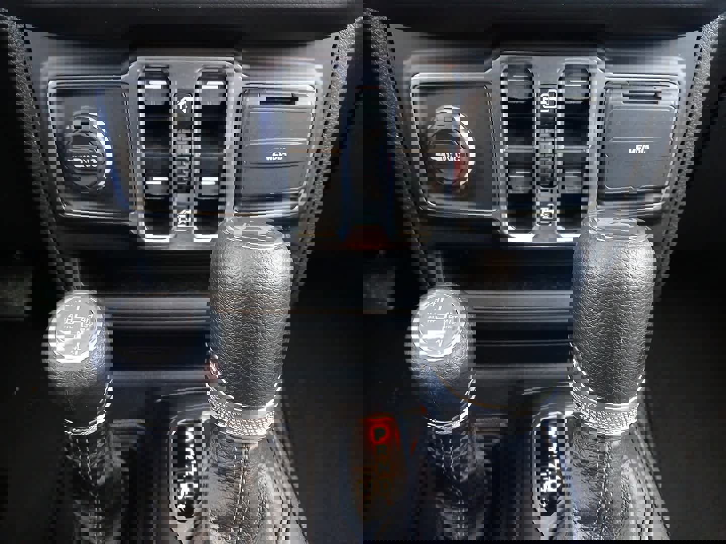 Used 2025 Jeep Wrangler Sahara image 44