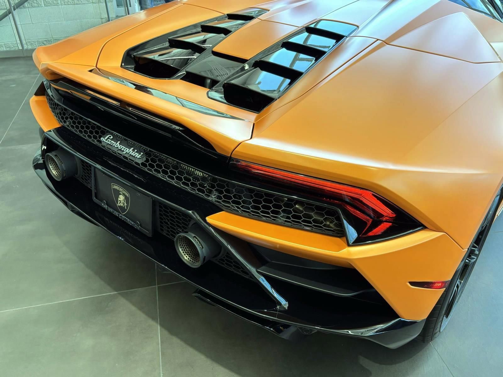 Used 2021 Lamborghini Huracan EVO RWD image 11