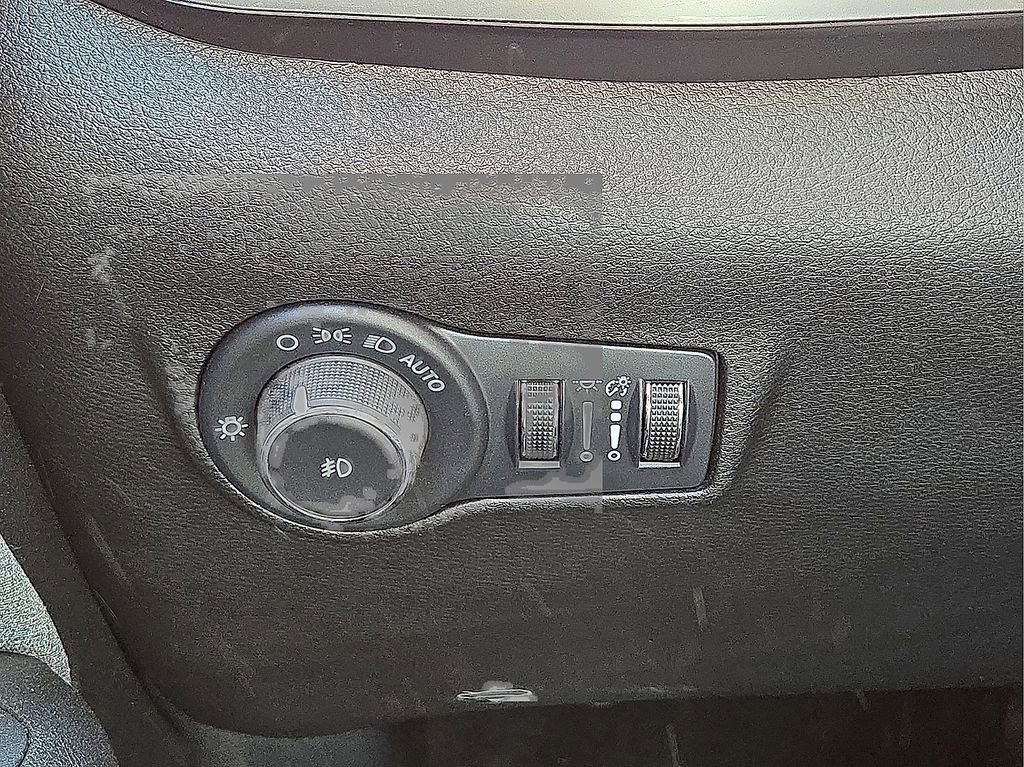 Used 2024 Jeep Compass Latitude image 25