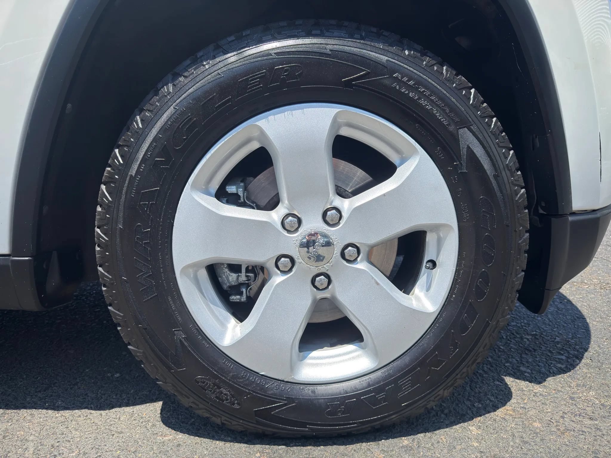 Used 2011 Jeep Grand Cherokee Laredo AWD/4WD image 9
