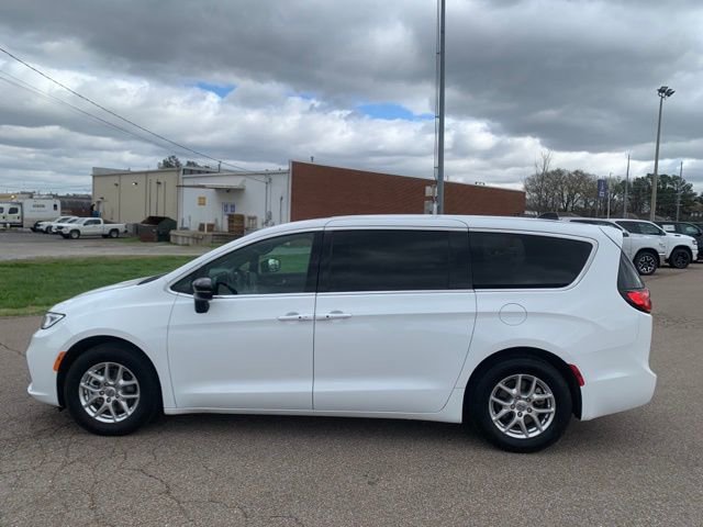 Used 2025 Chrysler Pacifica Select image 4
