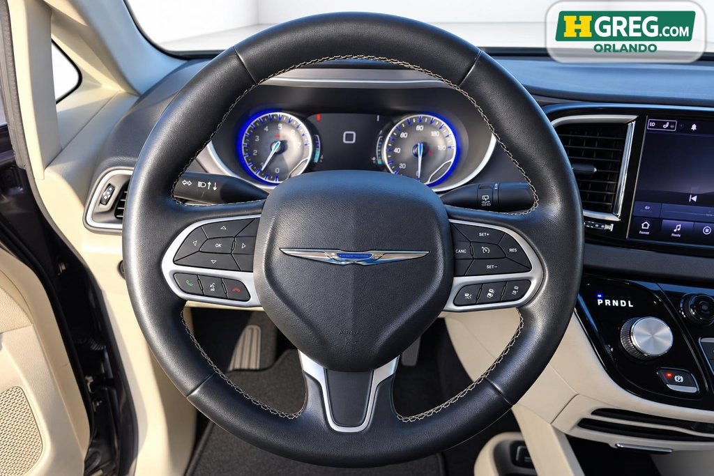 Used 2021 Chrysler Pacifica Touring-L FWD image 13