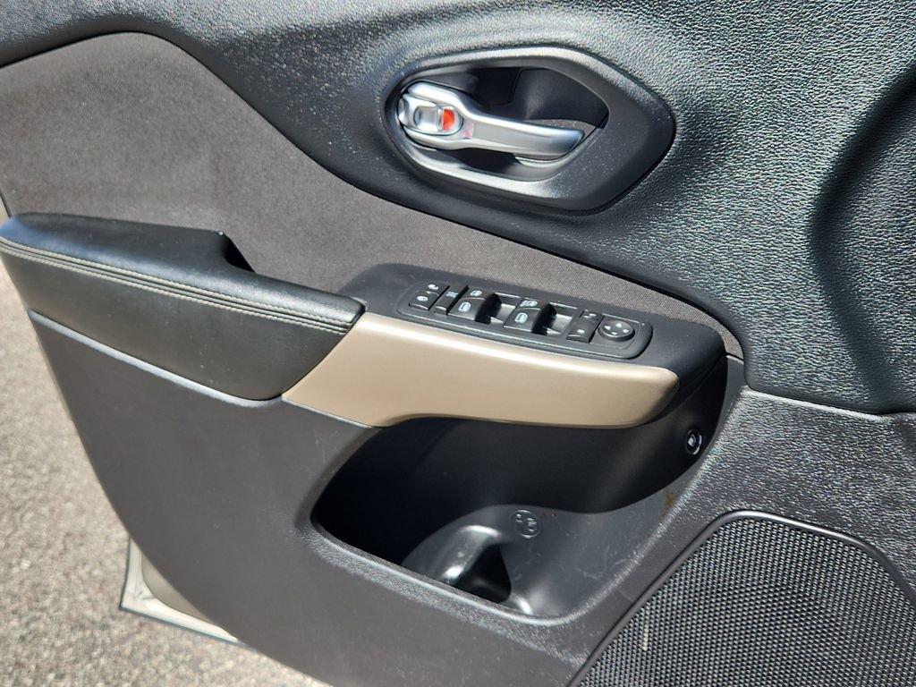 Used 2017 Jeep Cherokee Sport w/ Cold Weather Group image 9