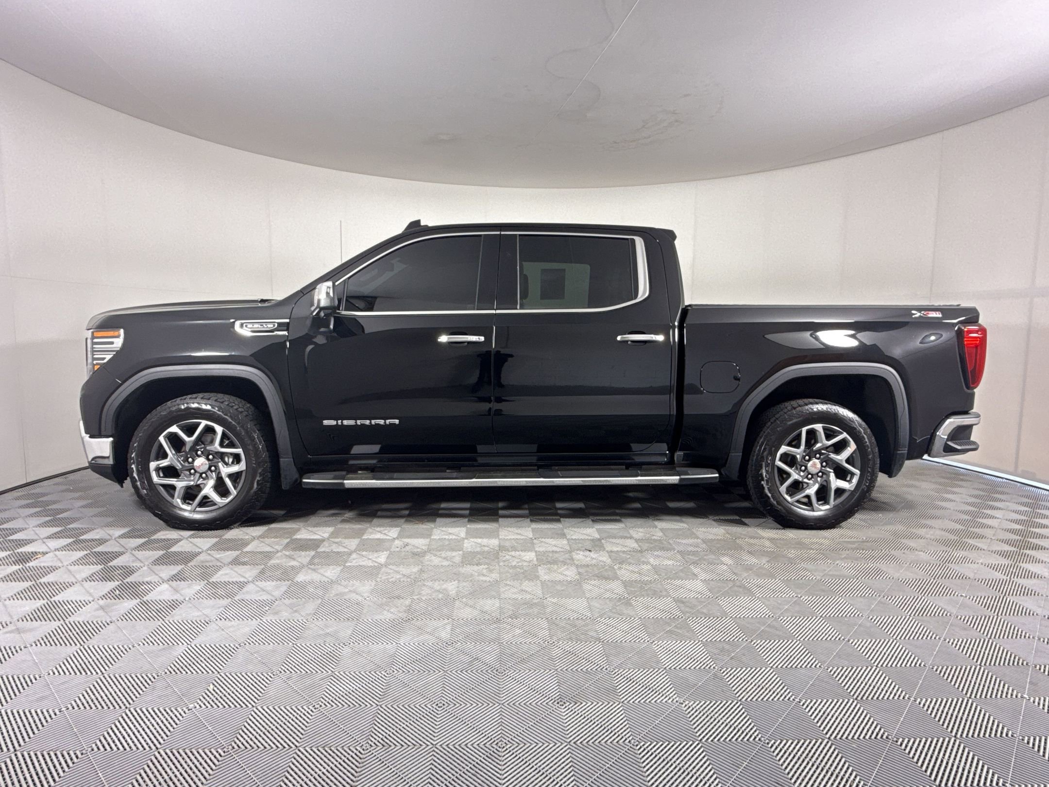 Used 2023 GMC Sierra 1500 SLT w/ SLT Premium Package image 2