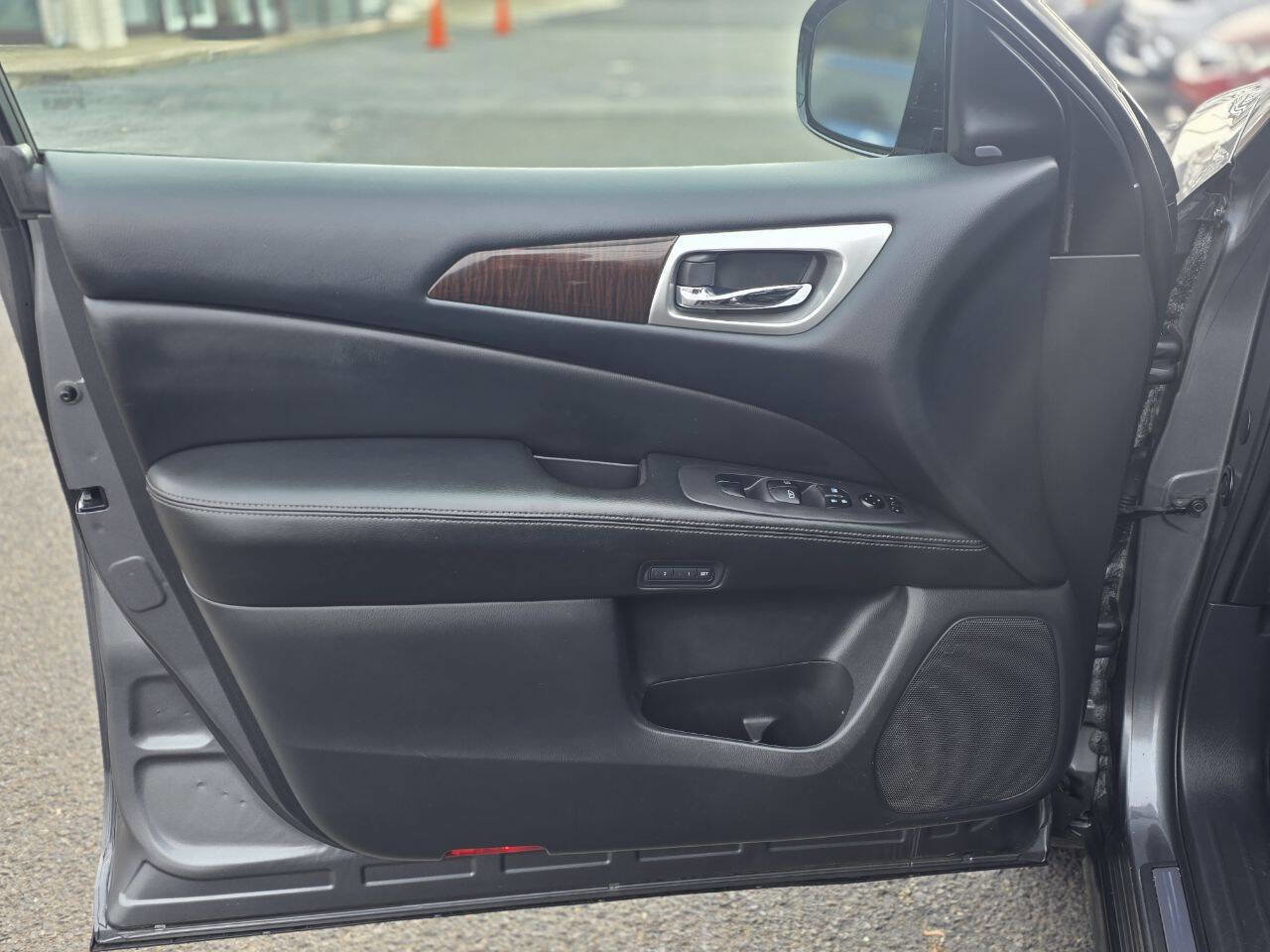 Used 2015 Nissan Pathfinder SL w/ Trailer Tow Package image 9