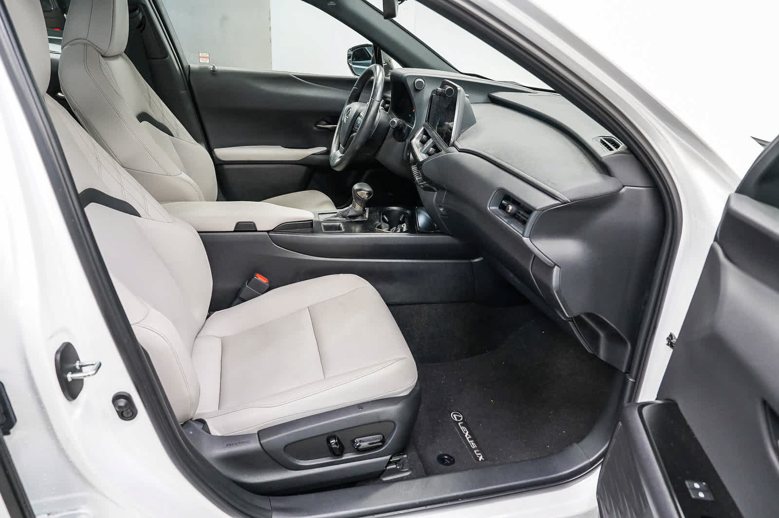 Used 2024 Lexus UX 250h FWD image 17