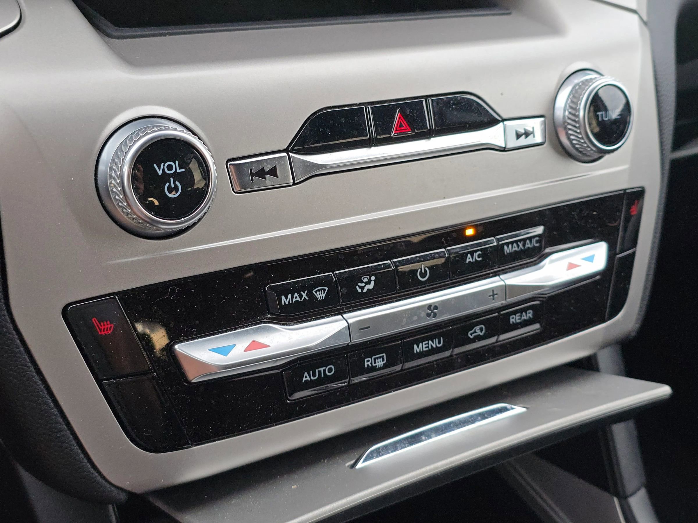 Used 2022 Ford Explorer XLT image 28