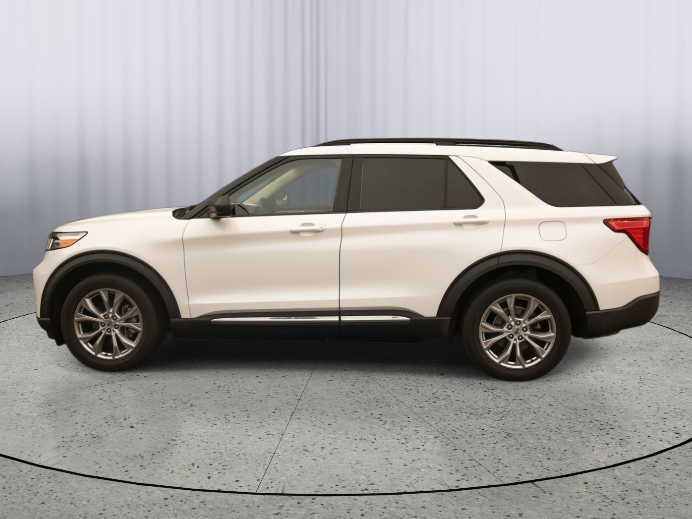 Used 2020 Ford Explorer XLT w/ Equipment Group 202A AWD/4WD image 24