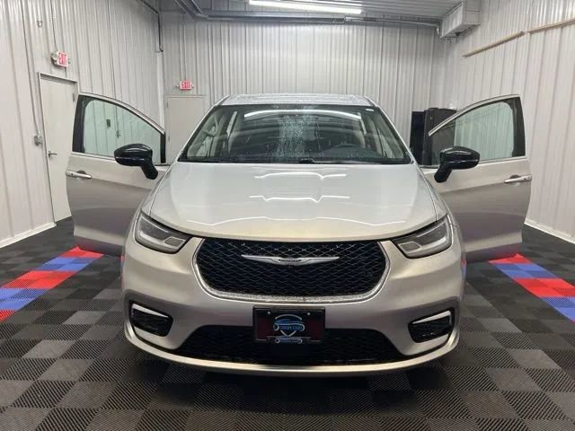 Used 2024 Chrysler Pacifica Touring-L image 14