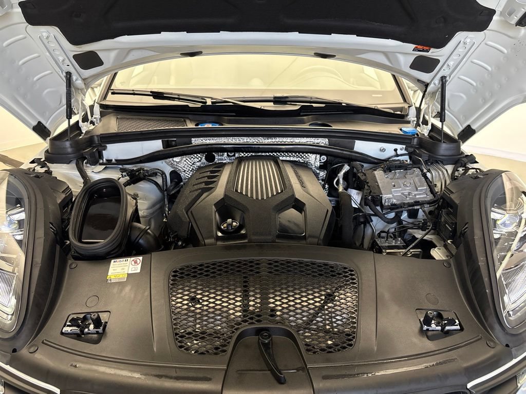 Certified 2023 Porsche Macan AWD/4WD image 12