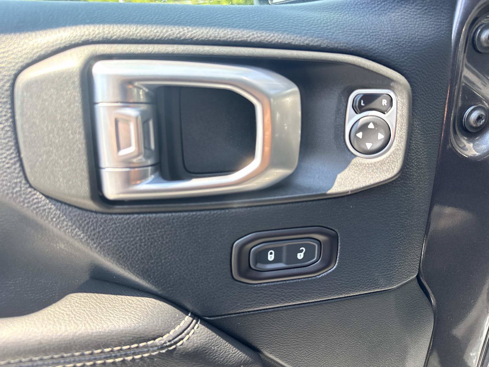 Used 2018 Jeep Wrangler Unlimited Sahara AWD/4WD image 18