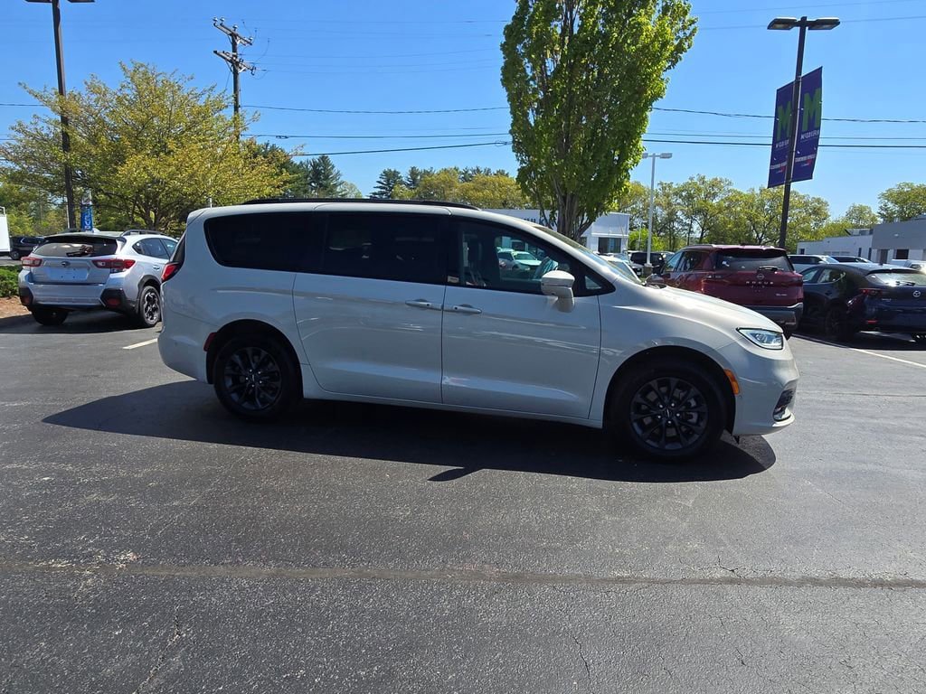 Used 2021 Chrysler Pacifica Touring-L w/ Premium & Safety Sphere Group AWD/4WD image 8