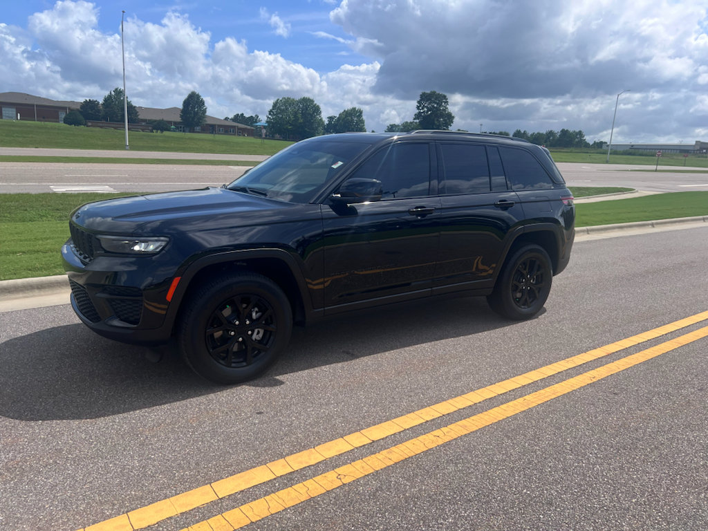 Certified 2025 Jeep Grand Cherokee Altitude RWD image 8