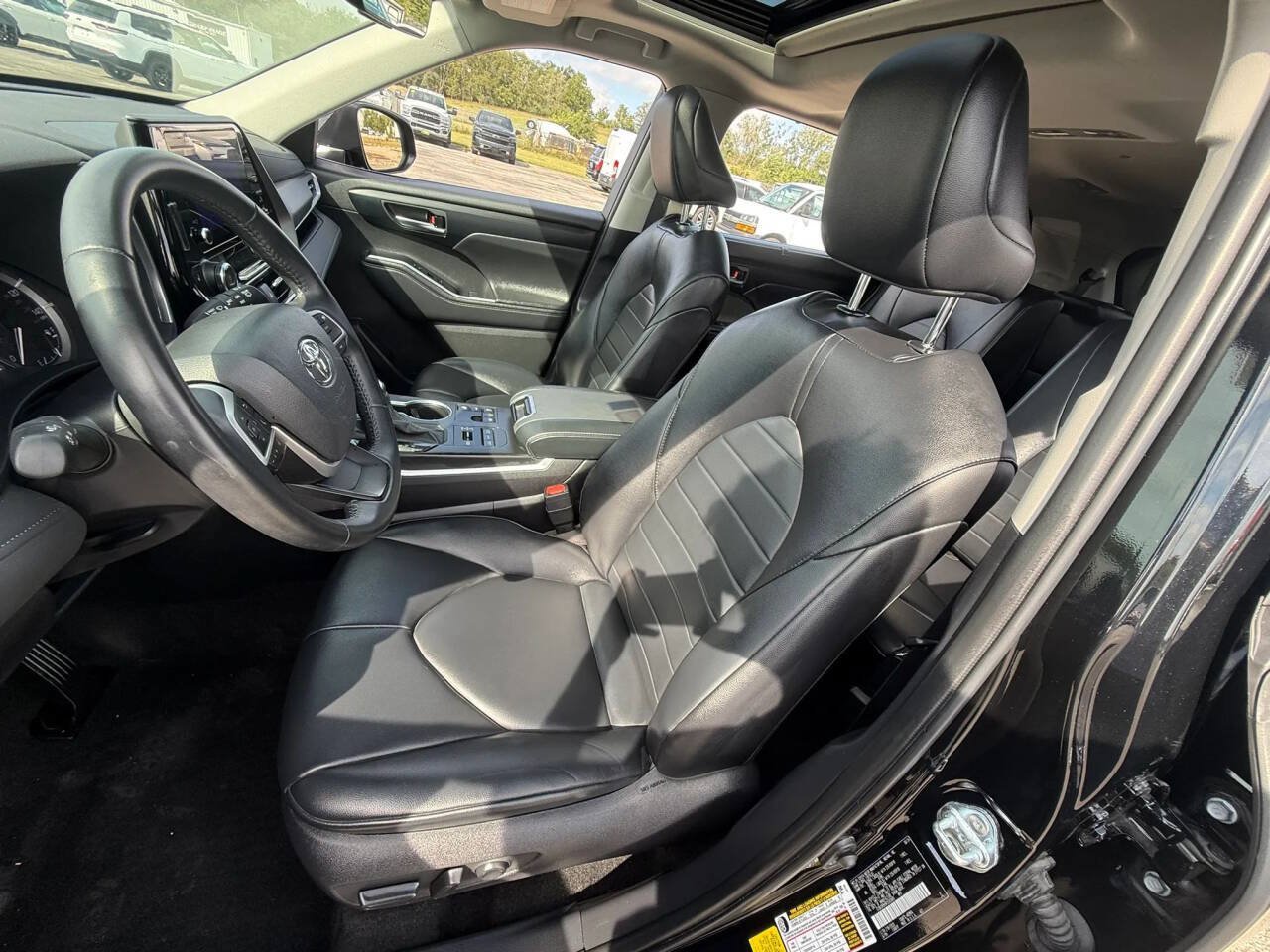 Used 2024 Toyota Highlander XLE AWD/4WD image 25