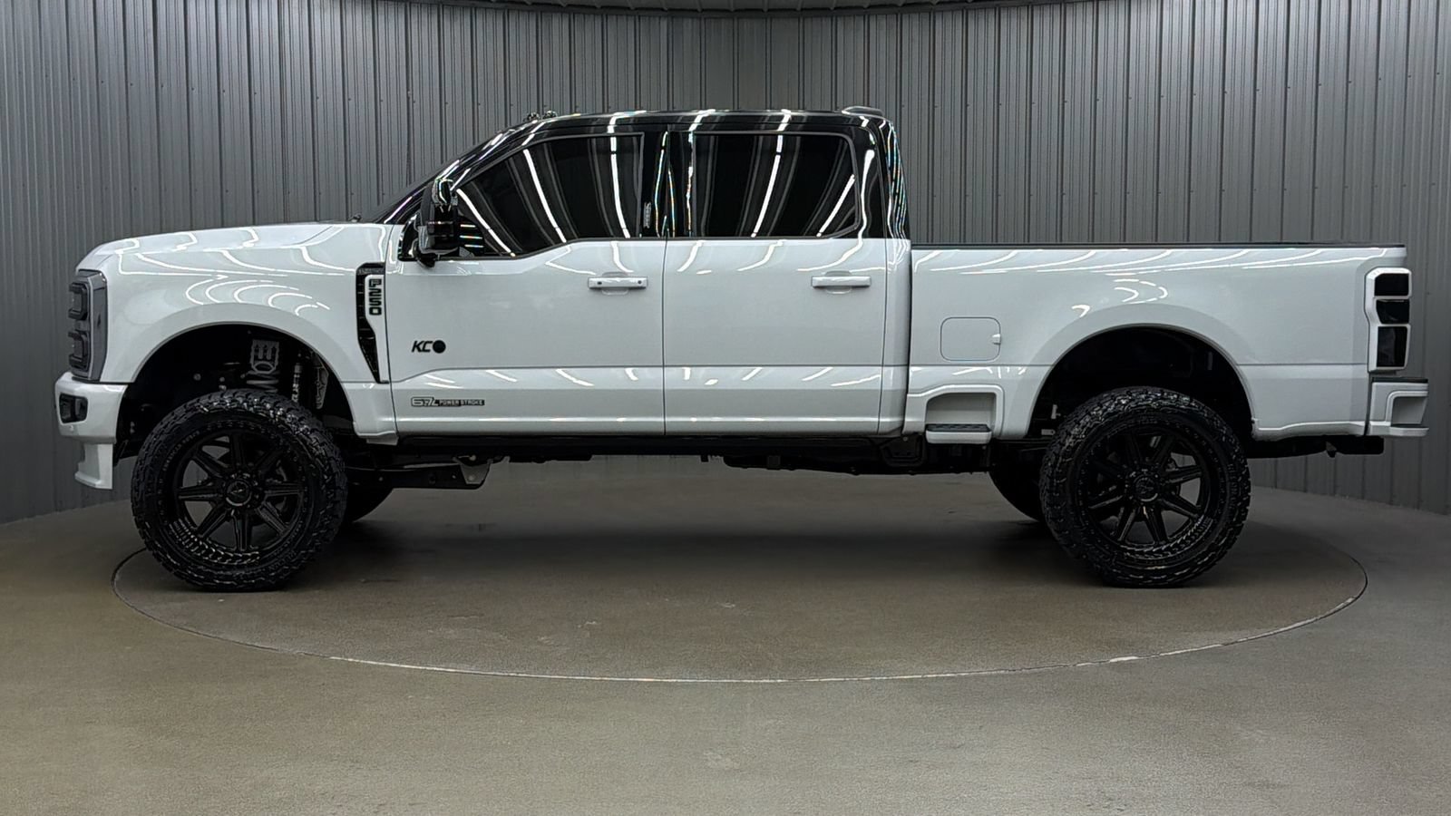 Used 2026 Ford F250 Platinum w/ FX4 Off-Road Package AWD/4WD image 2