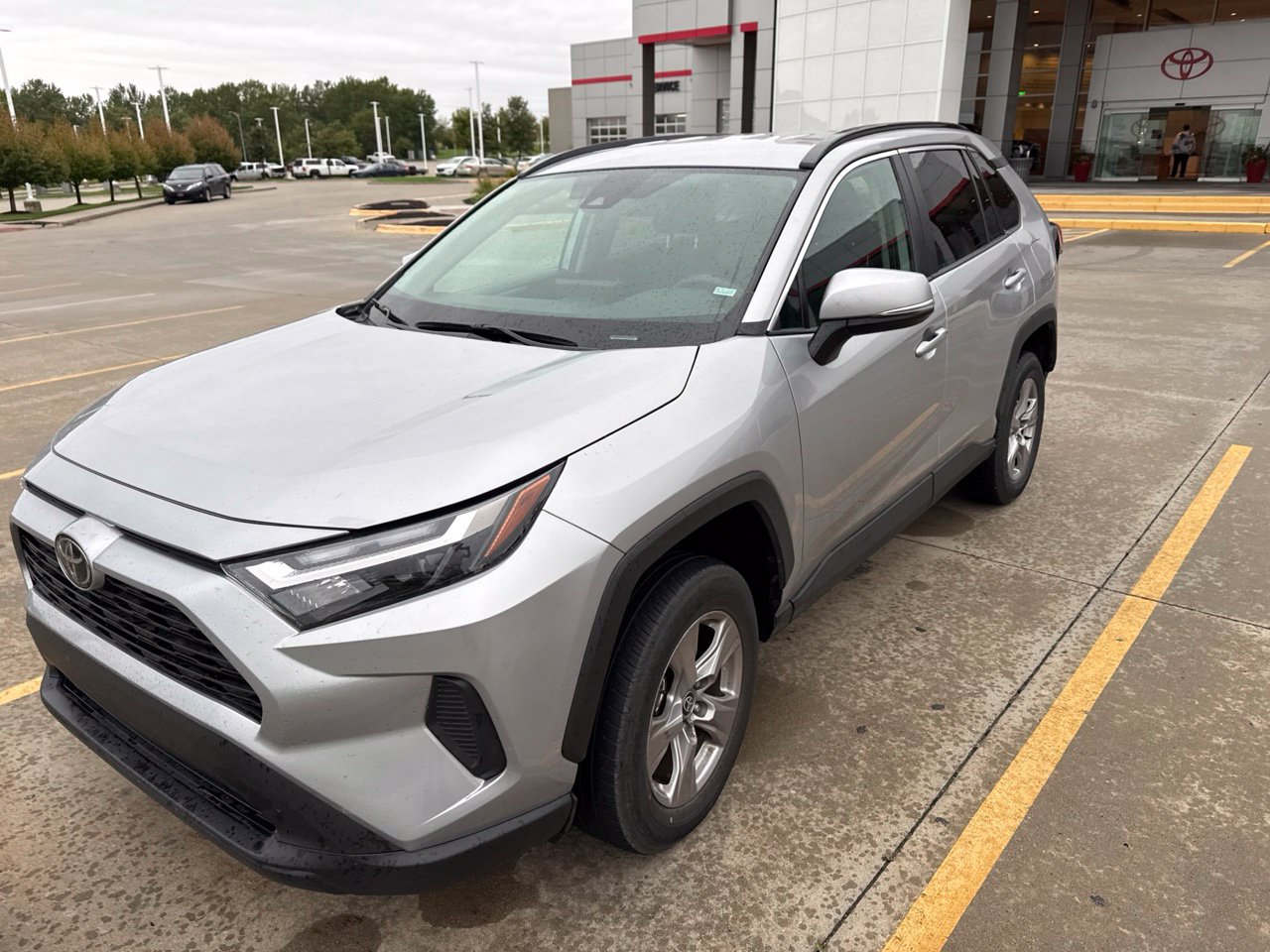 Used 2025 Toyota RAV4 XLE AWD/4WD image 2