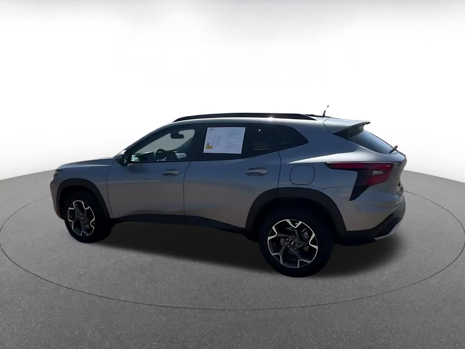 Used 2025 Chevrolet Trax LT FWD image 9