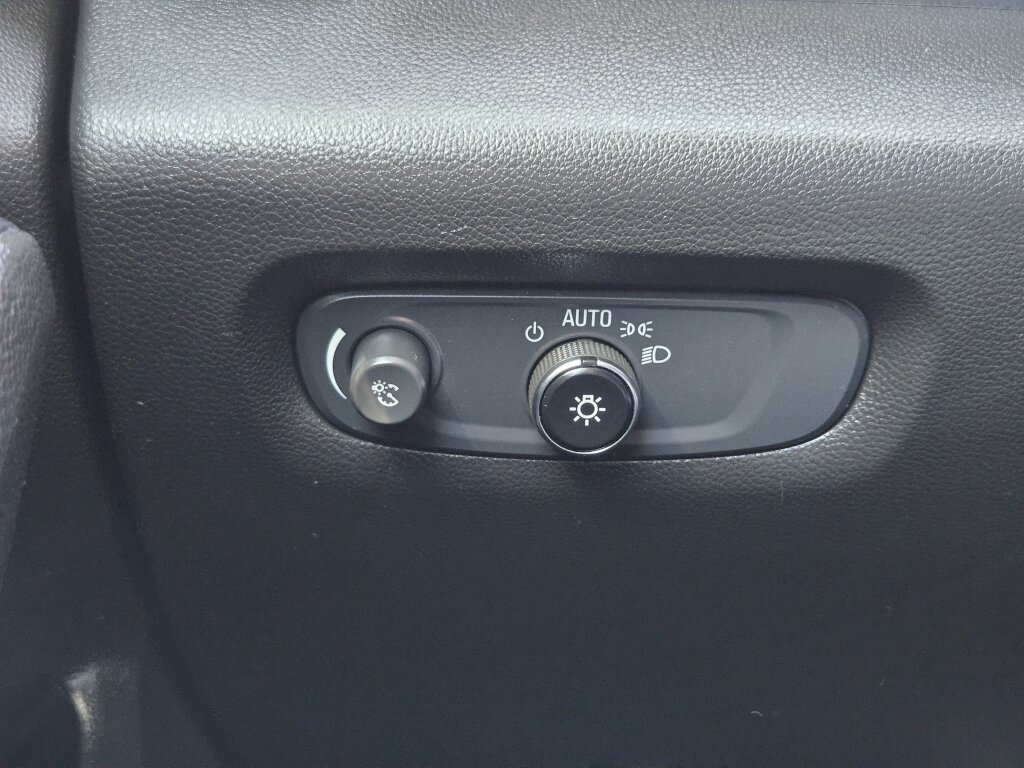 Used 2021 Chevrolet Traverse LS FWD image 16