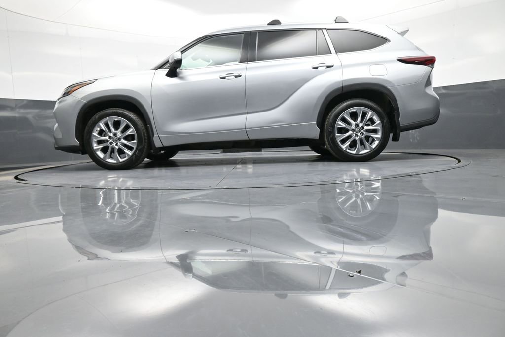 Certified 2024 Toyota Highlander Limited AWD/4WD image 35