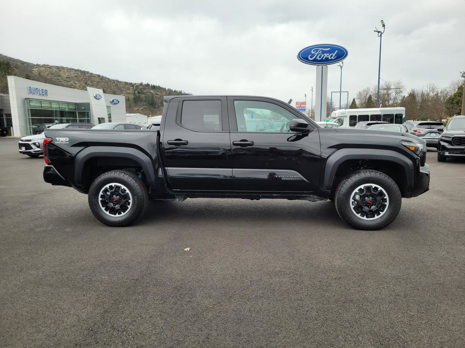 Used 2024 Toyota Tacoma SR5 image 4