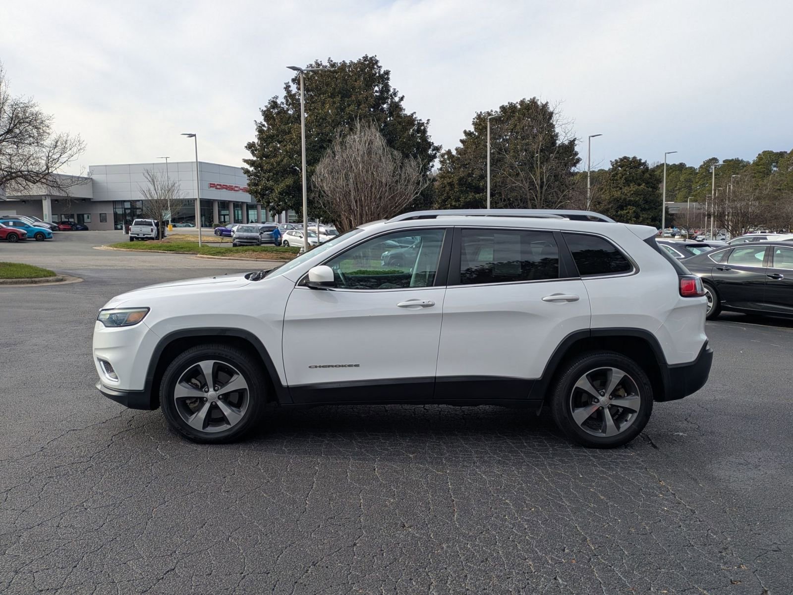 Used 2019 Jeep Cherokee Limited image 8
