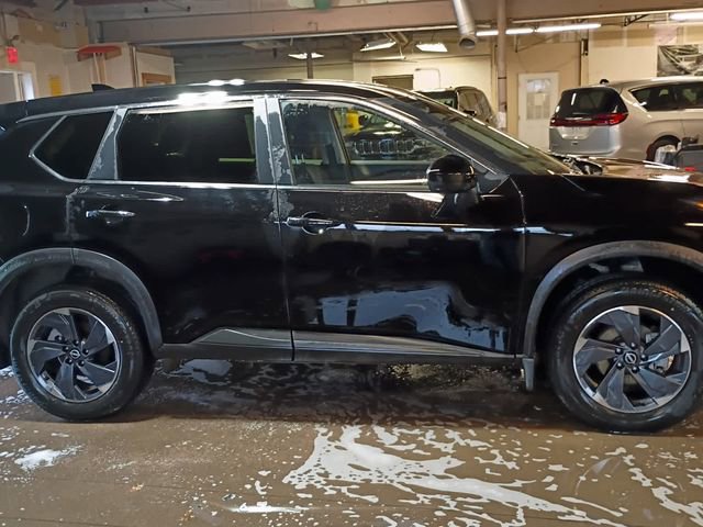 Used 2025 Nissan Rogue SV AWD/4WD image 4