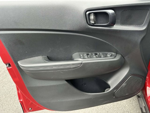 Used 2025 Hyundai Venue Limited FWD image 20