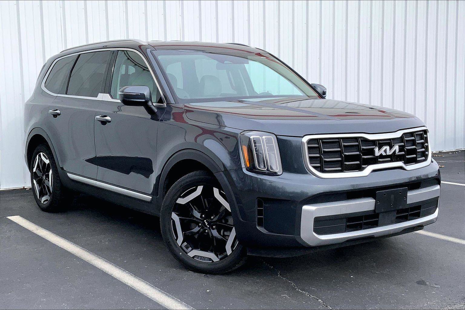 Used 2023 Kia Telluride S image 2