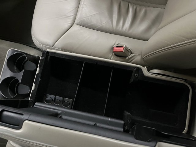 Used 2005 Lincoln Town Car Signature Limited image 37