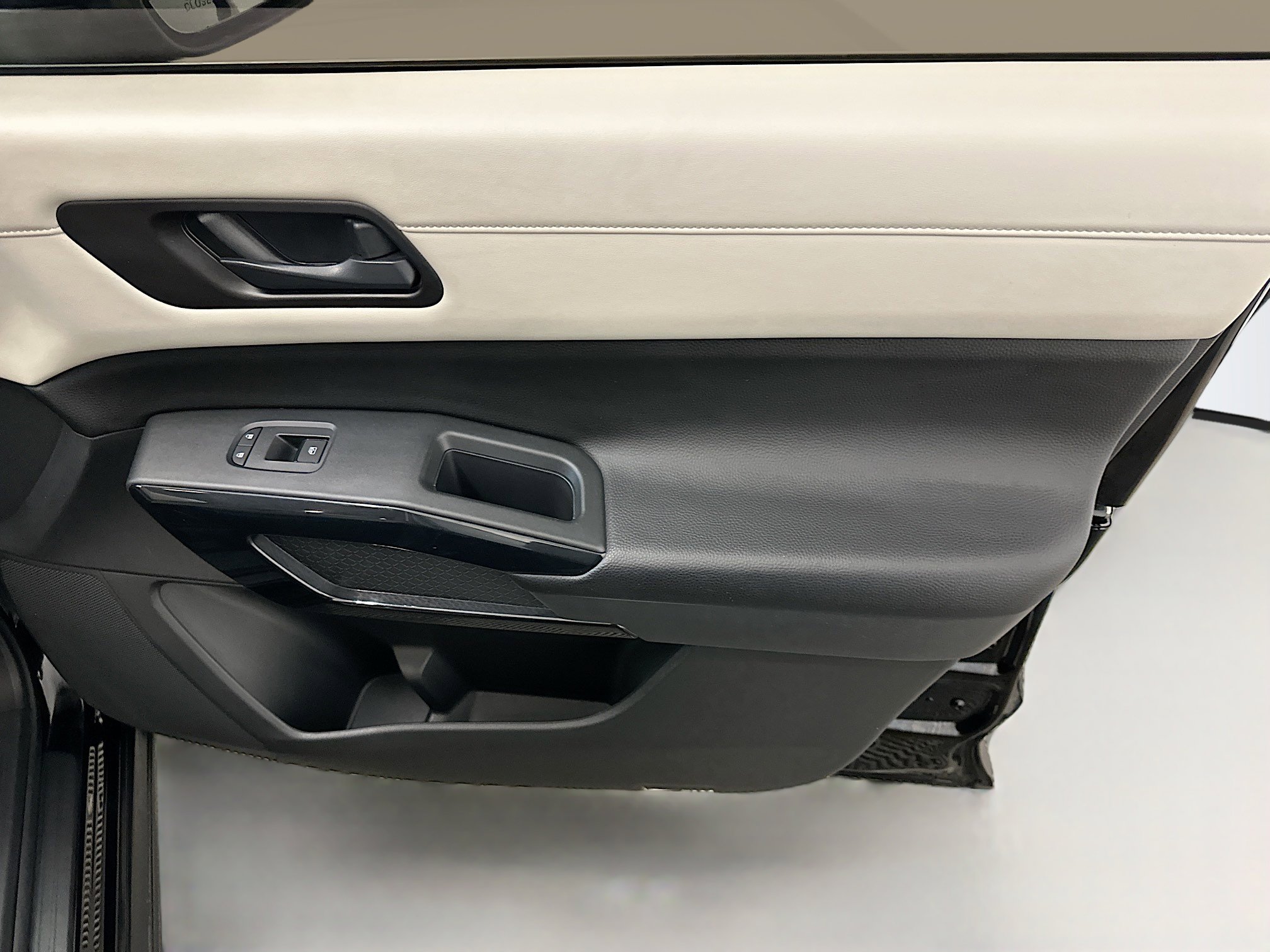 Used 2023 Nissan Pathfinder SV image 34